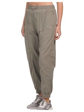 Wilo The Label Sage Parachute Joggers – M 🌿